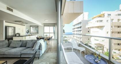 Chic 3BR Apt with Balcony, Mamad