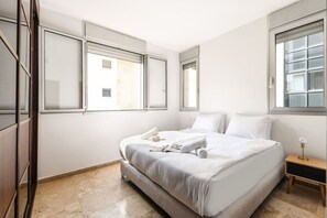 3 chambres, fer et planche à repasser