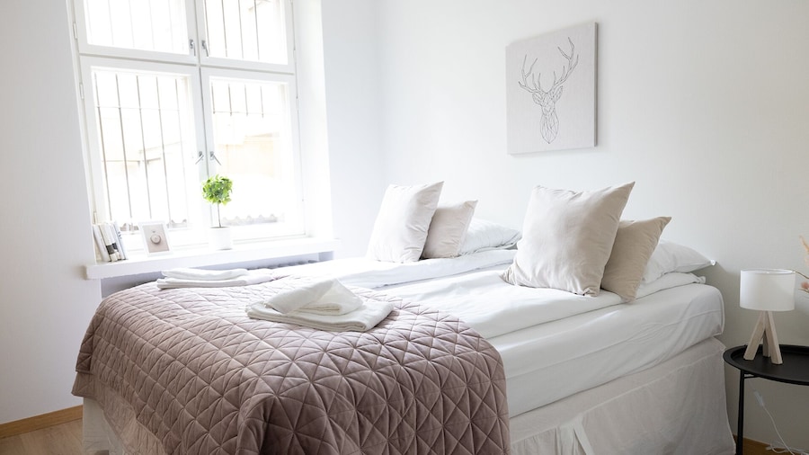 2ndhomes Bright 1BR Home in the Center