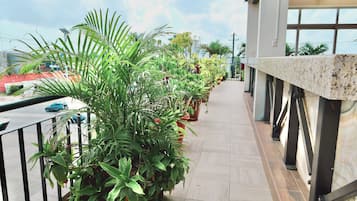 30-inch flat-screen TV with cable channels, Netflix, streaming services