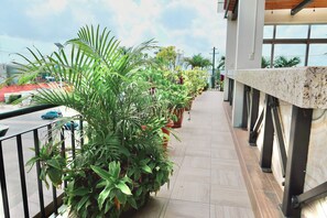 30-inch flat-screen TV with cable channels, Netflix, streaming services - Hotel Yorio Inn (Tuxpan)