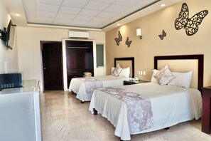 Family Room | Desk, laptop workspace, free WiFi, bed sheets - Hotel Yorio Inn (Tuxpan)