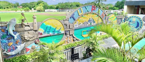 Una piscina al aire libre