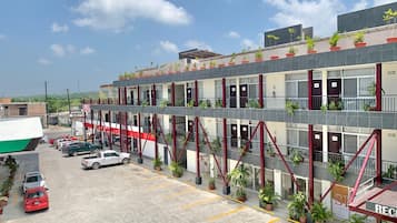 Vista frontal de la propiedad