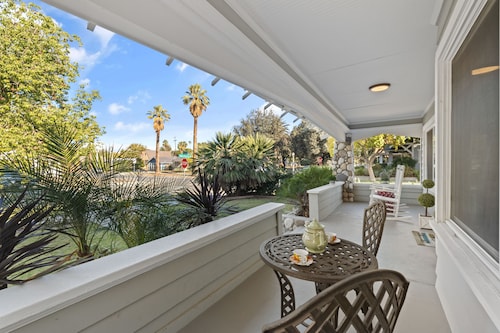 Roaring 20s Vintage Craftsman Home Downtown, Hot Tub, Pool Table