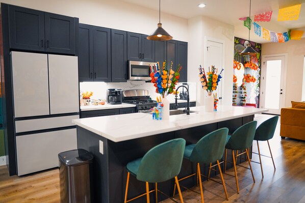 Refrigerador, microondas, horno y parrilla de estufa 