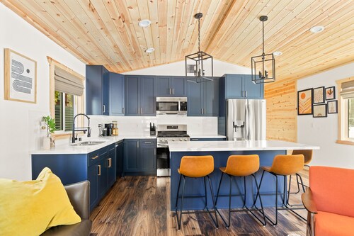 Summer cabin next to the Village total cabin AC!!! 