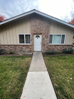Exterior - Lovely single story 2 bedroom unit with POOL (Modesto)