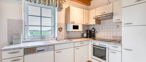 Kylskåp, mikrovågsugn, ugn och spishäll