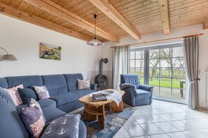 Televisión, chimenea, tenis de mesa y estéreo 