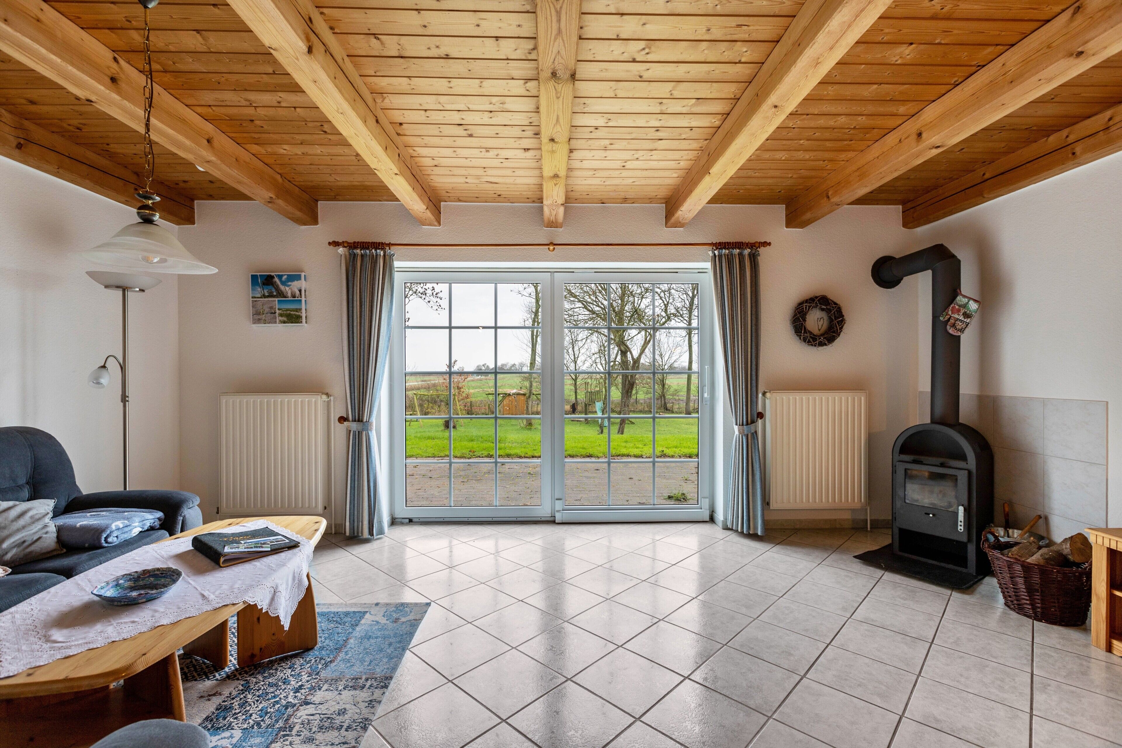 Televisión, chimenea, tenis de mesa y estéreo 