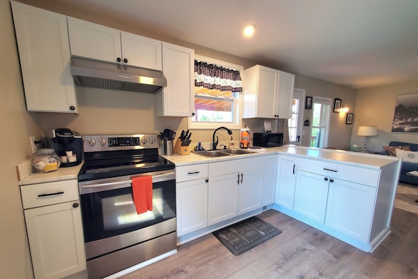 Kylskåp, mikrovågsugn, ugn och spishäll