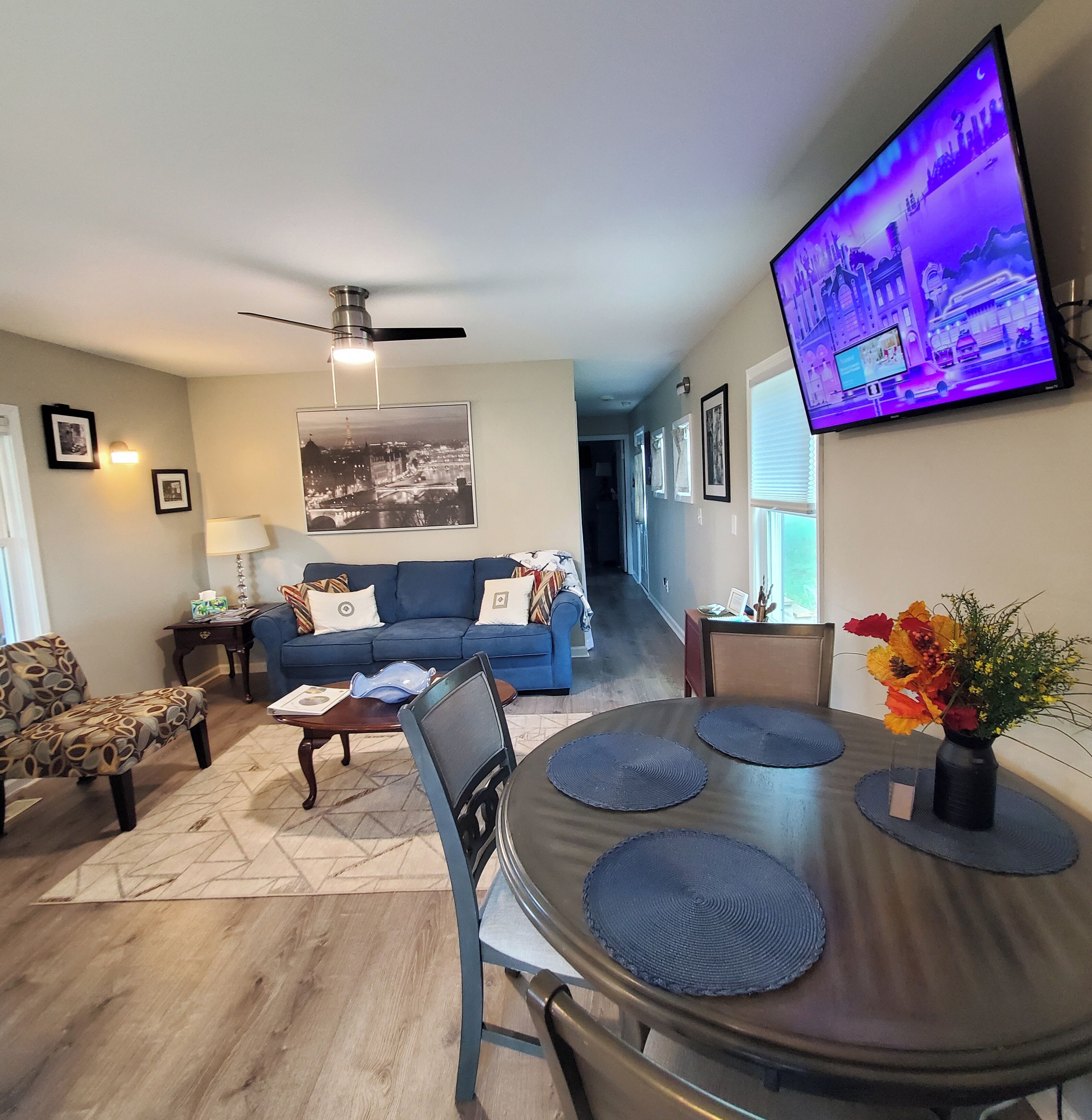 Smart TV, libros y oficina 