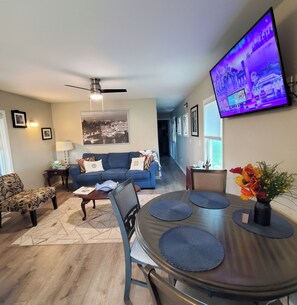 Smart TV, books, offices - London House Getaway @ Aly Farm-Spring Hill (Spring Hill)