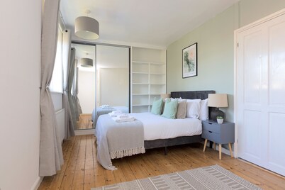 Cosy Room in Morden