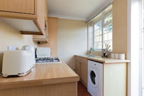 Room | Shared kitchen | Fridge, microwave, oven, stovetop