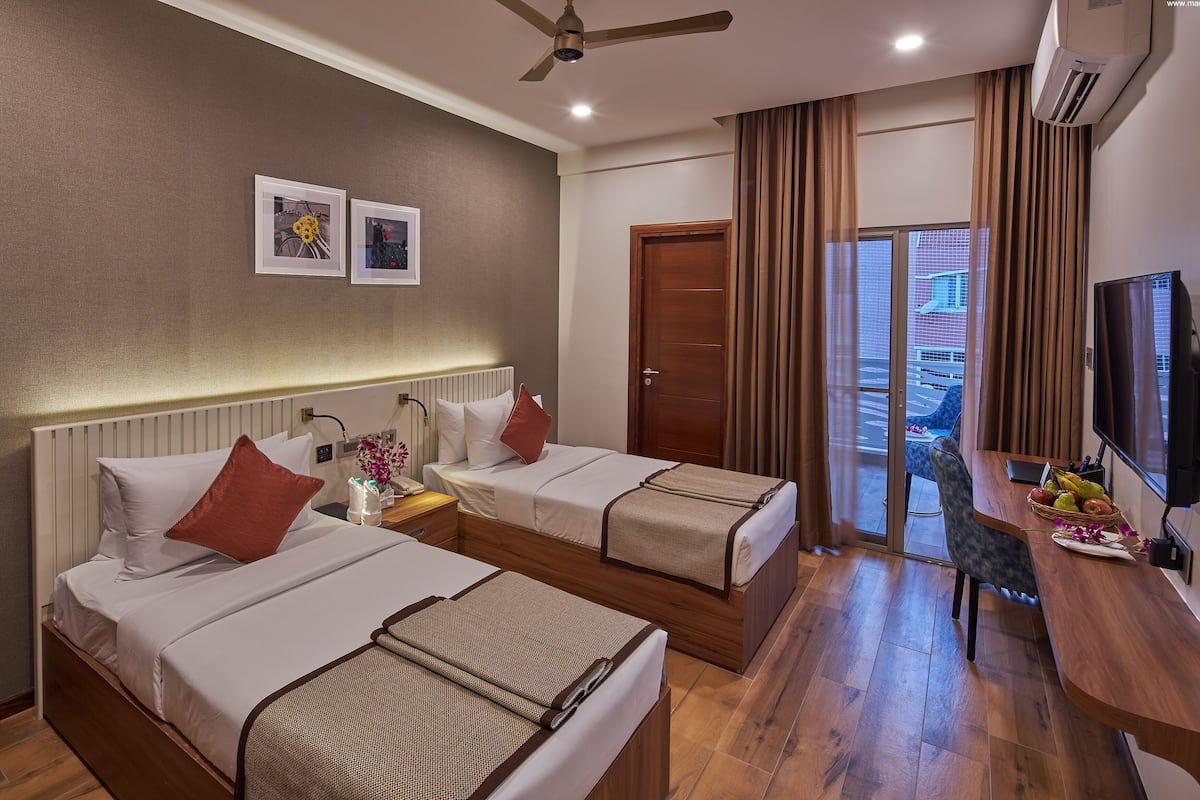 Minibar, brankas, tirai kedap cahaya, dan Wi-Fi gratis