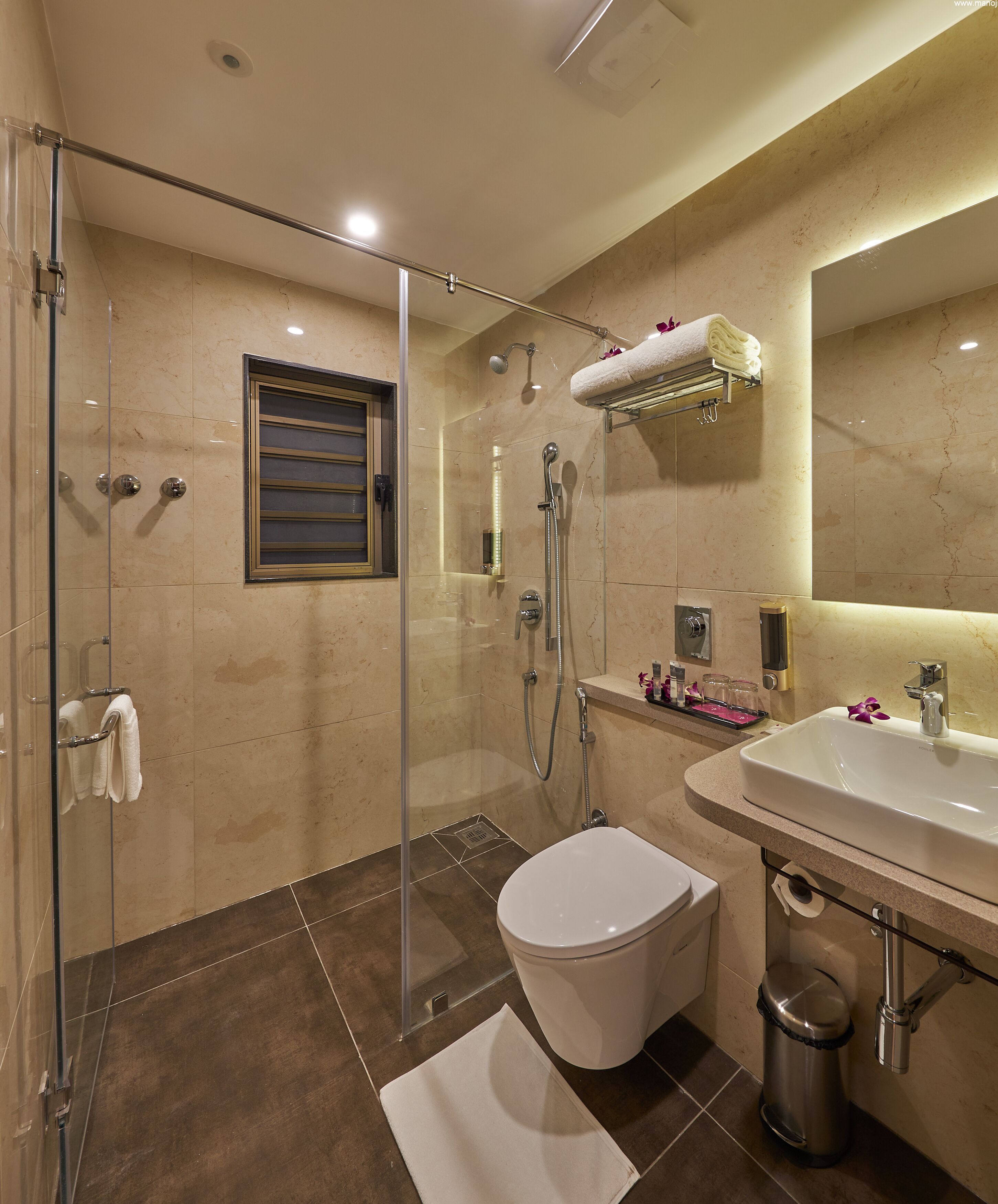 تجهيزات دش، دُش غزير، مجففات شعر، خف للقدمين