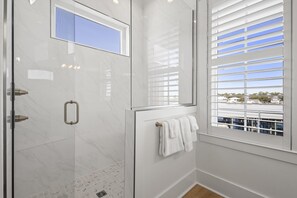 Douche, séchoir à cheveux, serviettes fournies