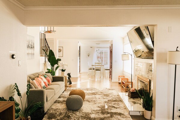 Smart TV, computer monitors - 10 Guests 5BR 3BA 2000SQFT Luxury/Sport/Gym (San Jose)