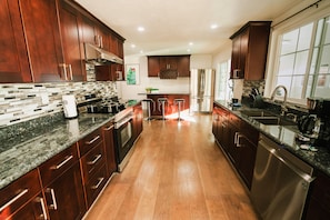 Fridge, microwave, oven, stovetop - 10 Guests 5BR 3BA 2000SQFT Luxury/Sport/Gym (San Jose)