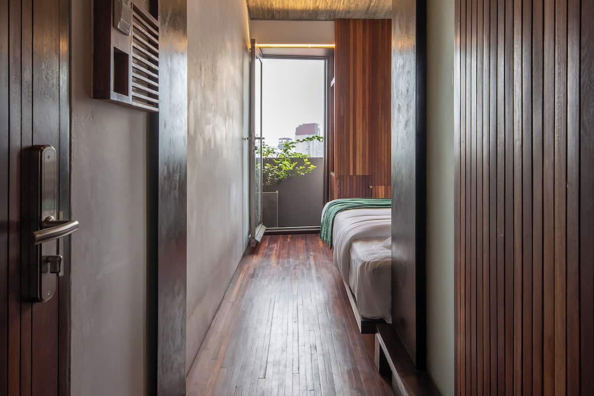 Premium bedding, in-room safe, desk, laptop workspace