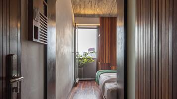 Premium bedding, in-room safe, desk, laptop workspace
