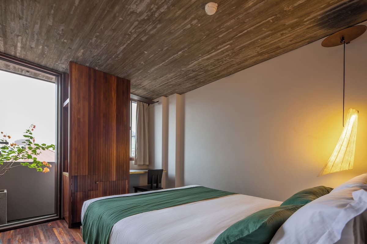 Cozy Room | Premium bedding, in-room safe, desk, laptop workspace