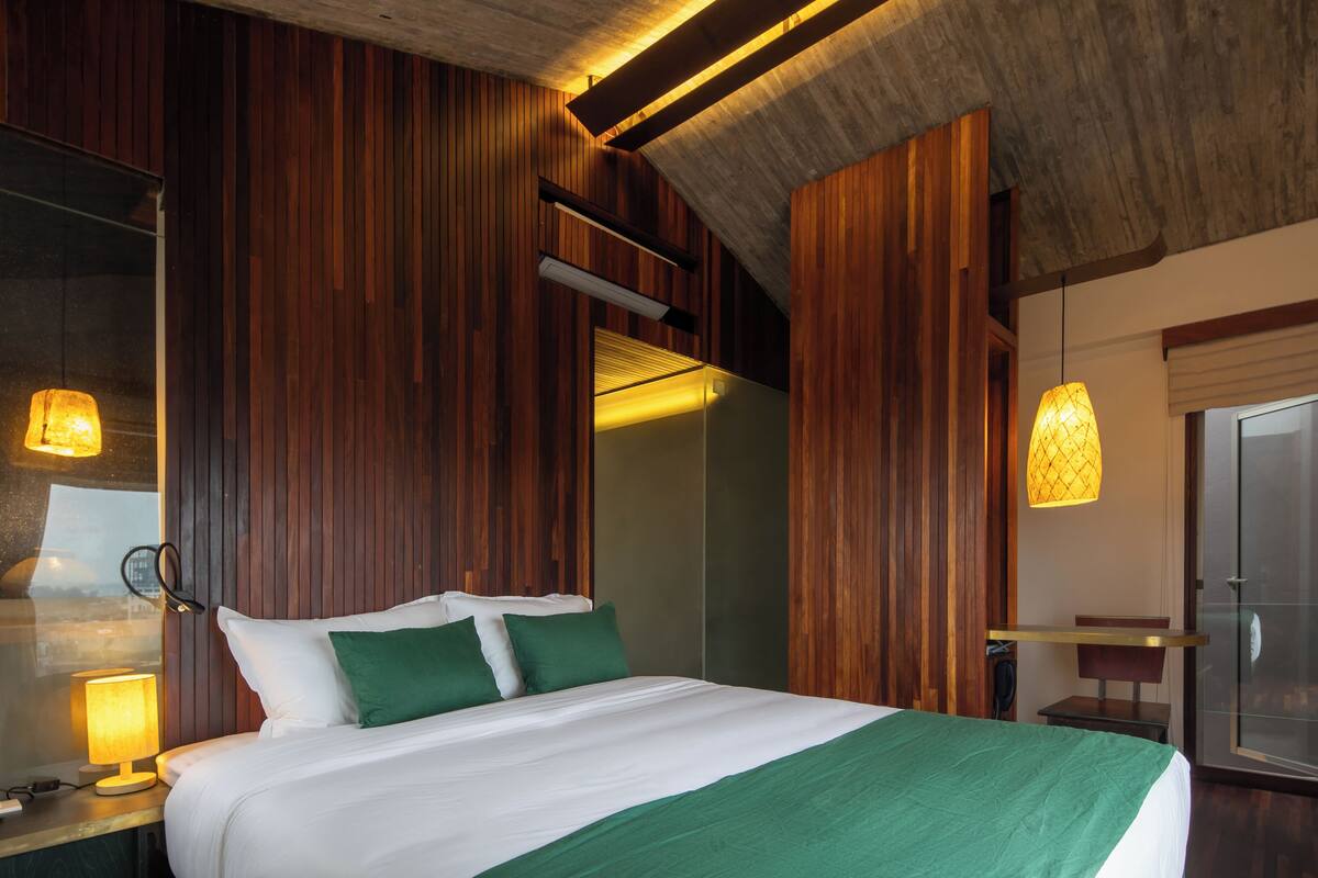 Rainy Room | Premium bedding, in-room safe, desk, laptop workspace