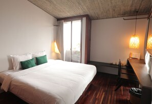 Signature Double or Twin Room | Peralatan tempat tidur premium, peti besi dalam bilik, meja 