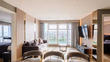 Suite Royal | Ruang keluarga | Smart TV 55-inci dengan saluran TV digital dan Netflix