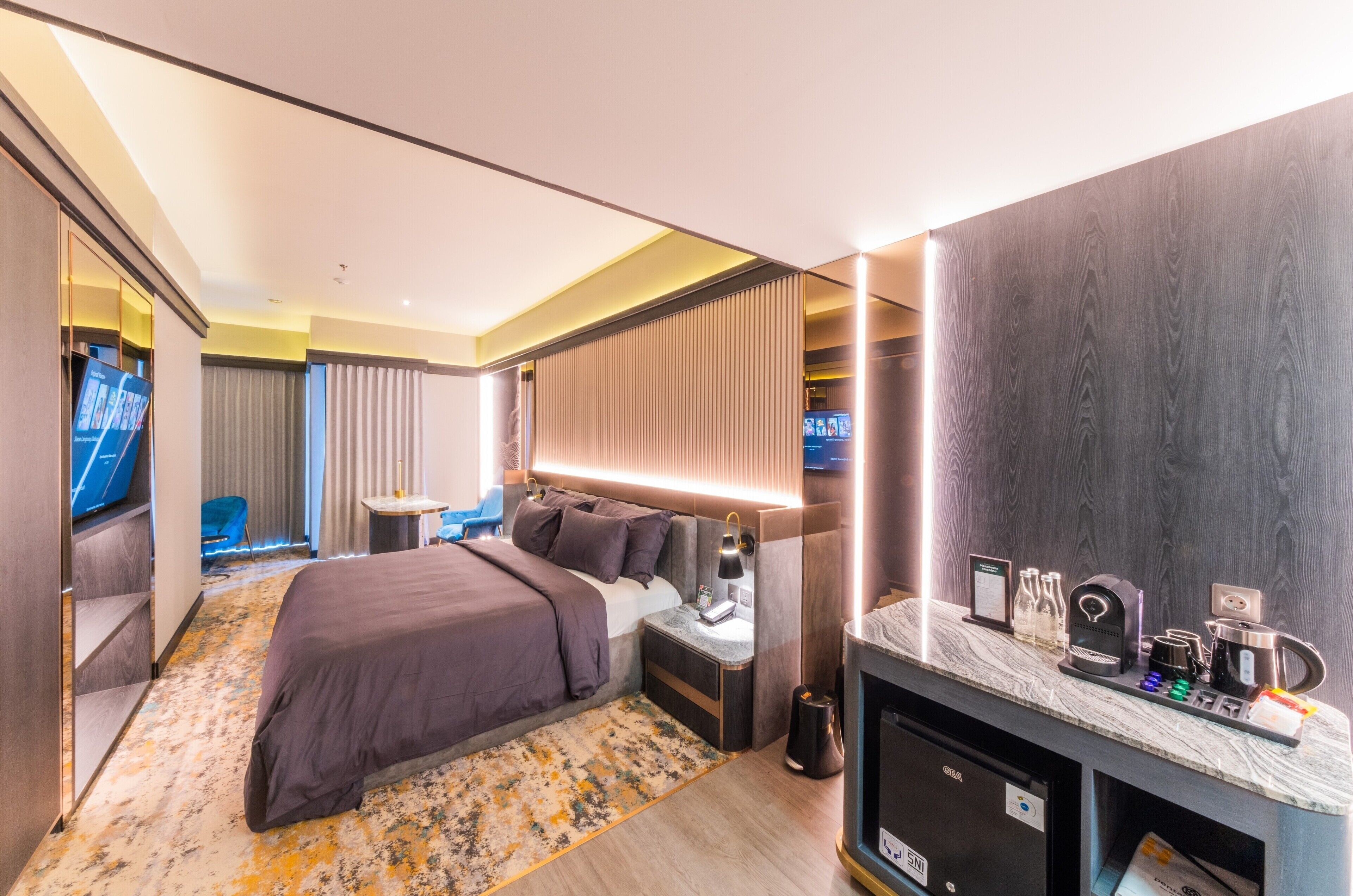 Business Room | Premium bedding, free minibar items, in-room safe, desk