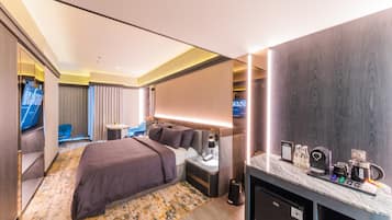 Business Room | Premium bedding, free minibar items, in-room safe, desk