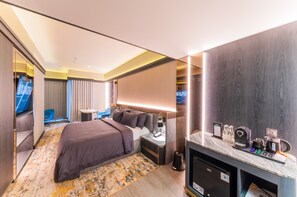 Business Room | Premium bedding, free minibar items, in-room safe, desk - Pentacity Hotel Balikpapan (Balikpapan)