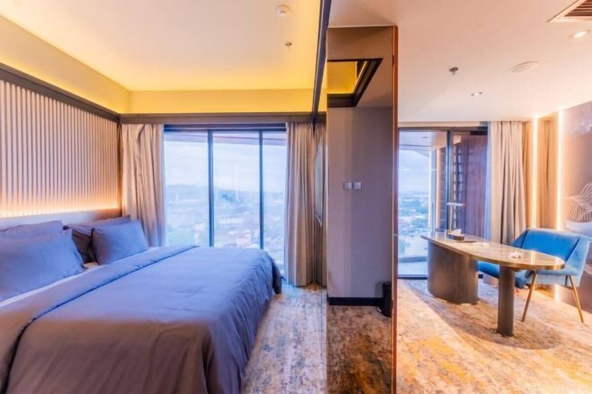2 bedrooms, premium bedding, free minibar items, in-room safe