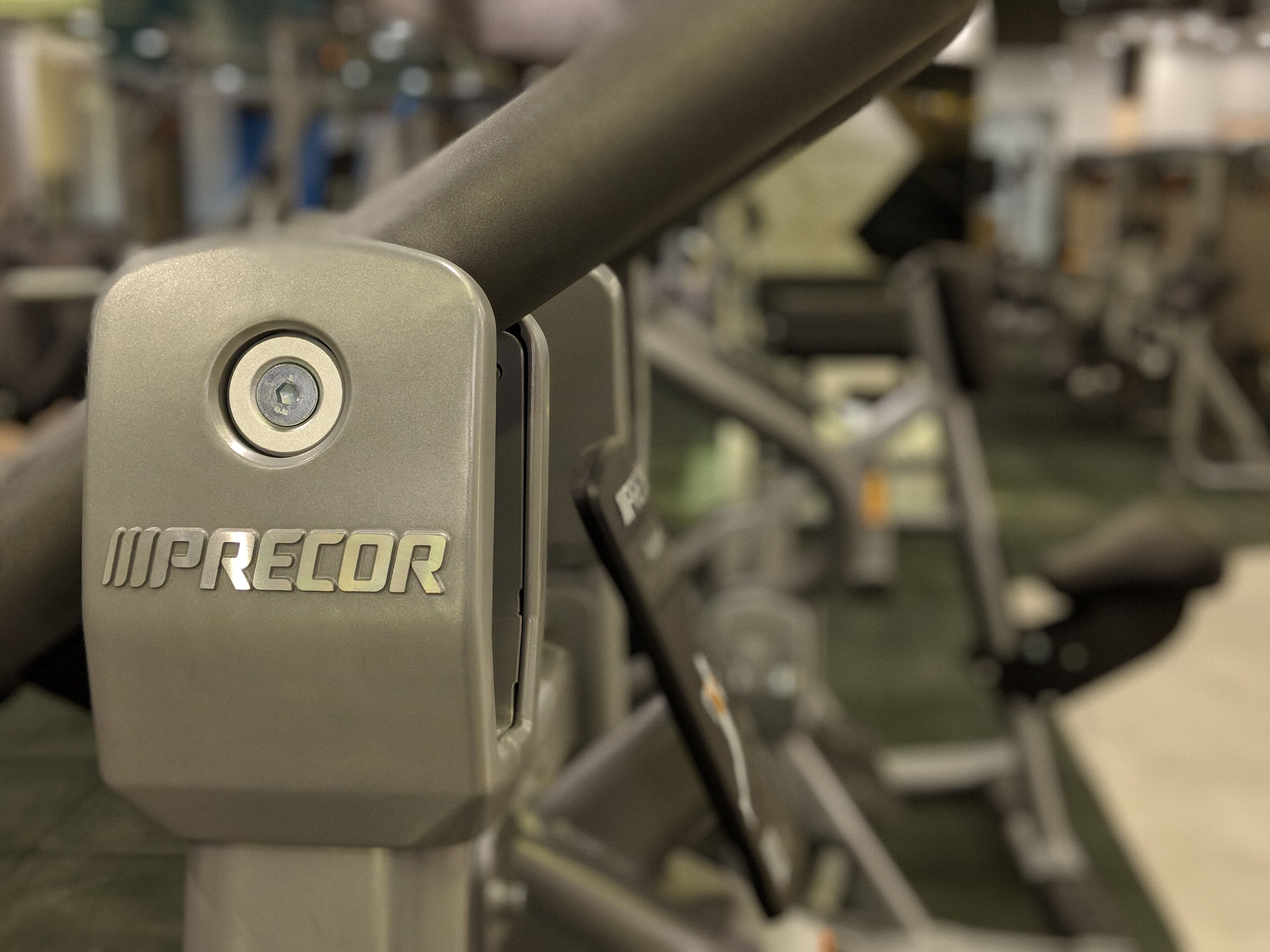Træningsudstyr med mærket "MPRECOR" synligt på kontrolpanelet.