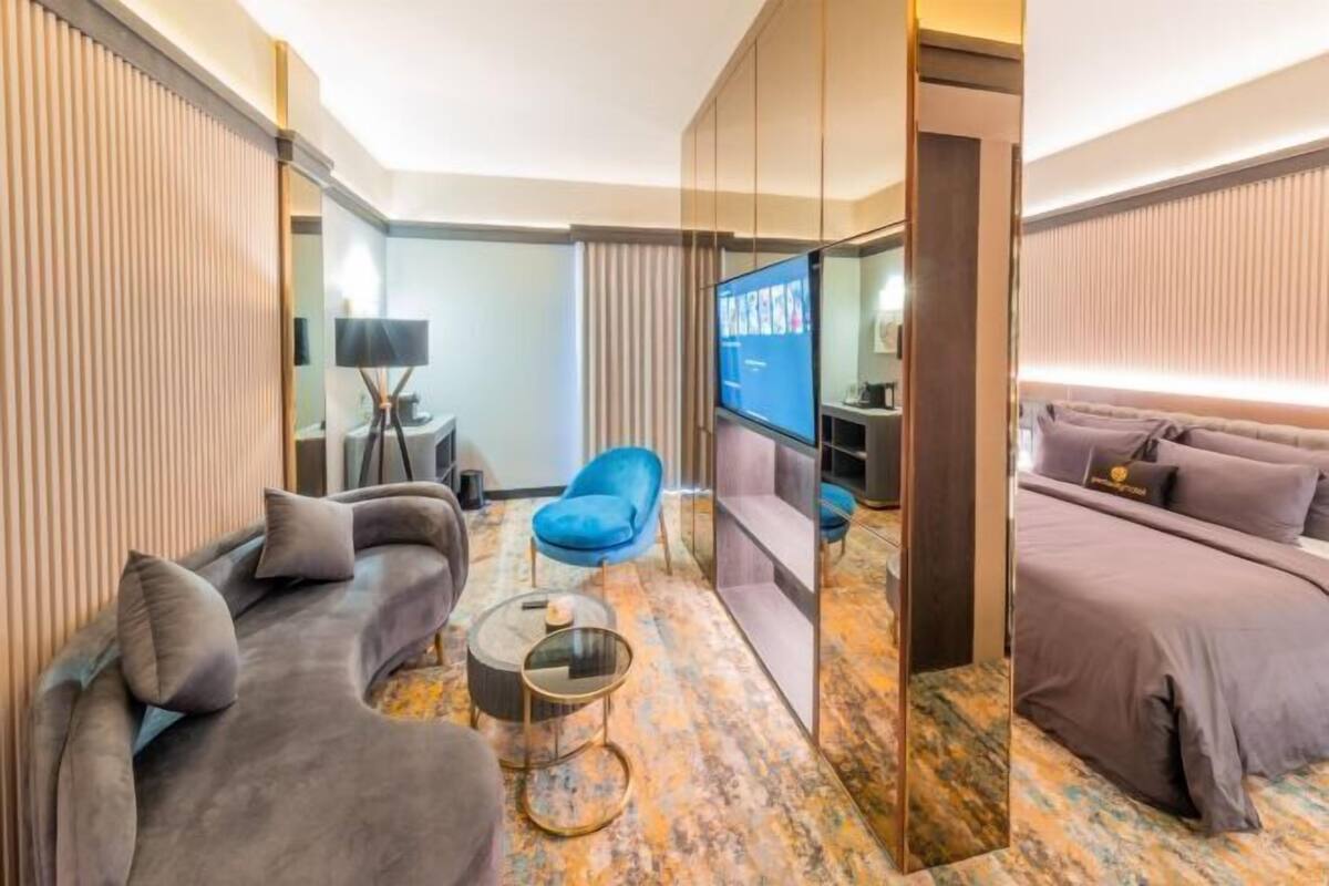 2 bedrooms, premium bedding, free minibar items, in-room safe