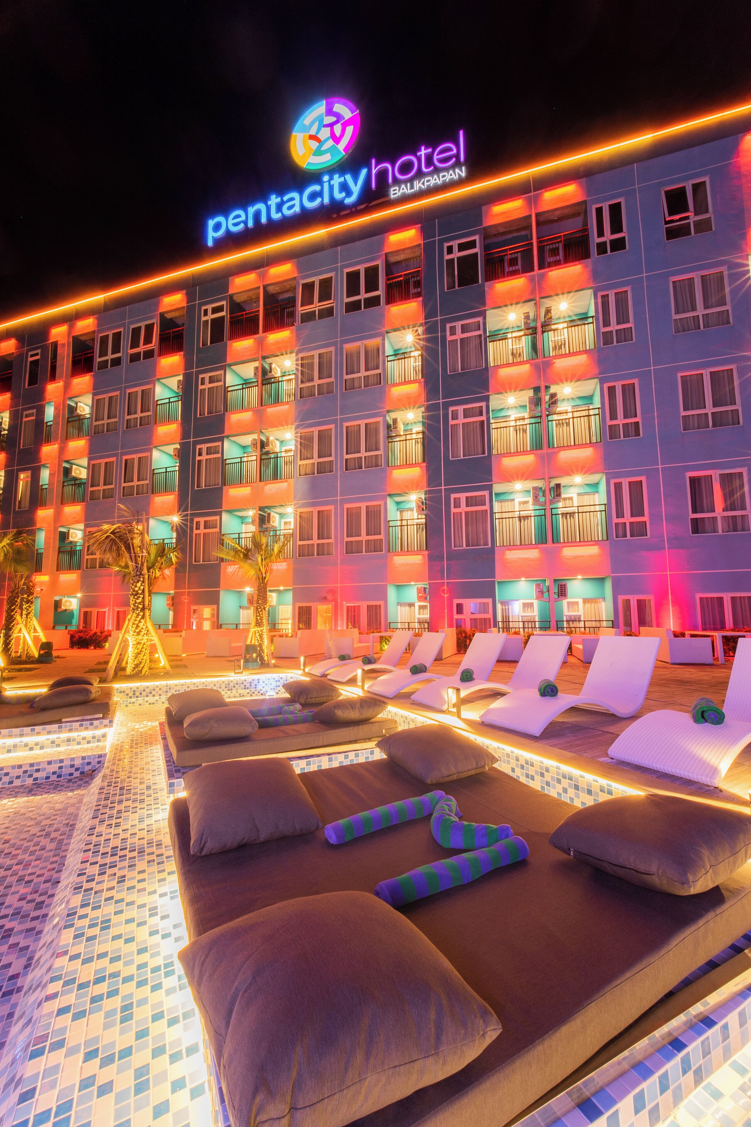 Swim-up bar