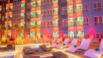 Swim-up bar