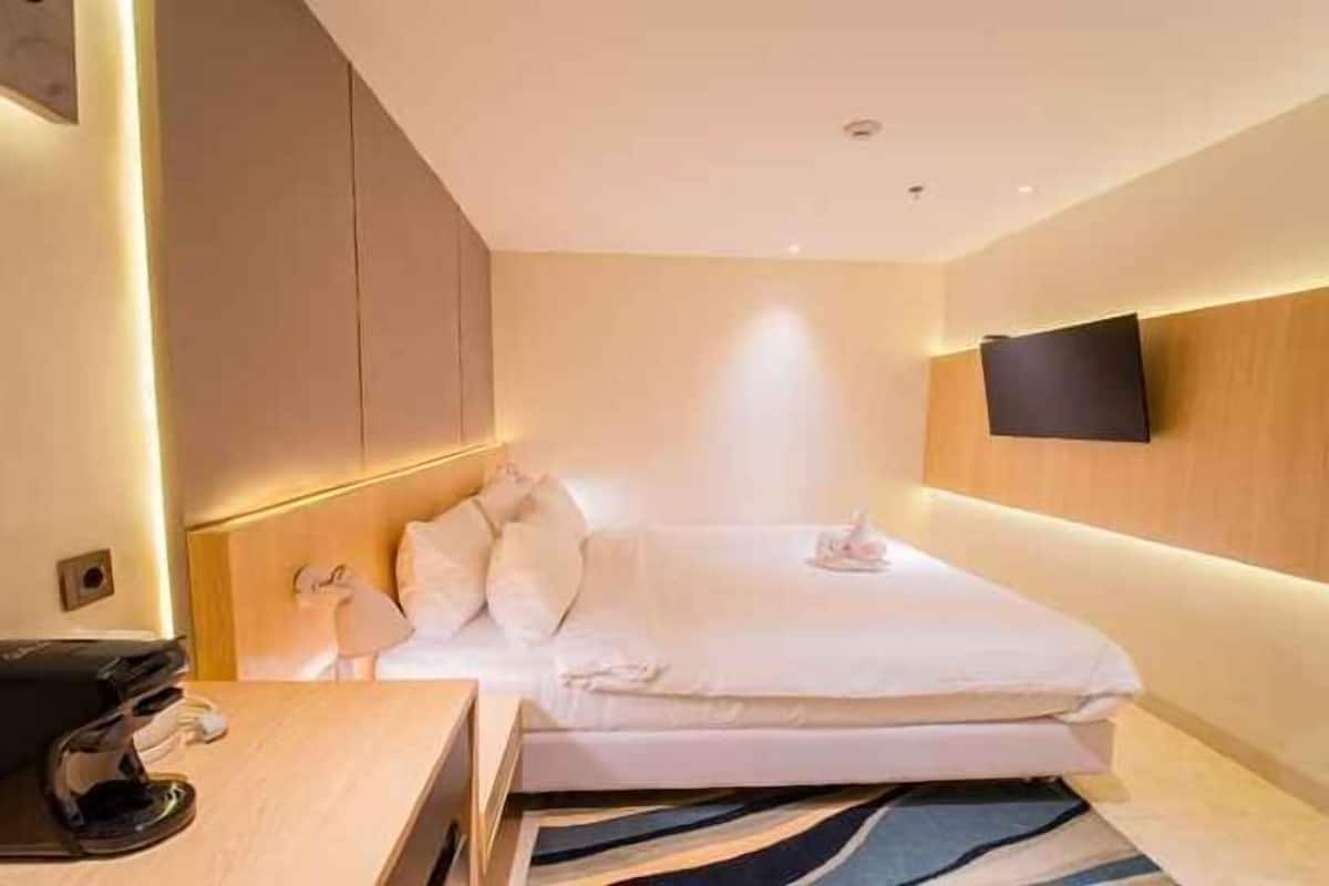 Premium bedding, free minibar items, in-room safe, desk