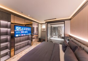 行政客房 | 高档床上用品、免费迷你吧物品、客房内保险箱、办公桌