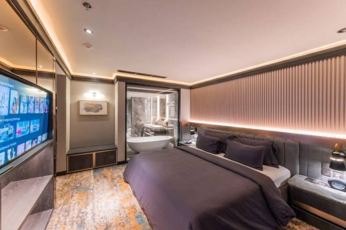 2 bedrooms, premium bedding, free minibar items, in-room safe