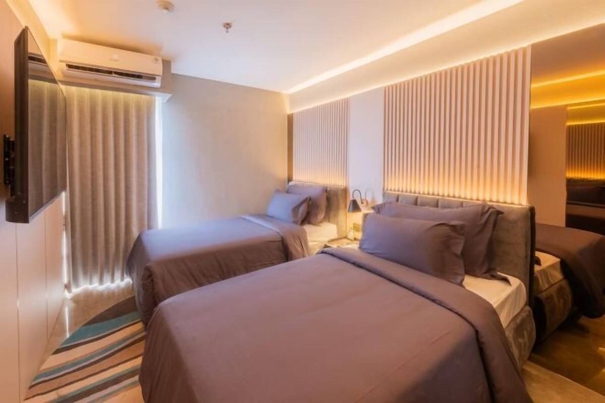 2 bedrooms, premium bedding, free minibar items, in-room safe