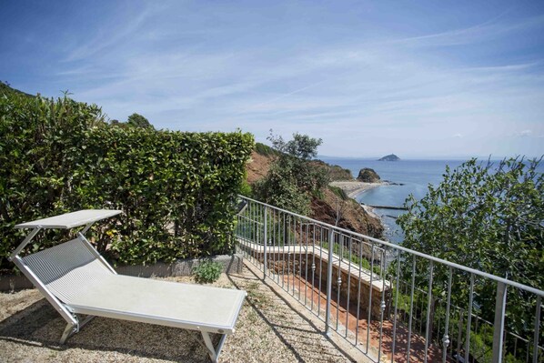Property grounds - 2room 4 in Residence La Scogliera on the East Coast, near the beach of Cala Seregola (Rio Marina)