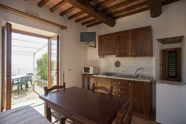 Fridge, cookware/dishes/utensils - RESIDENZA LA SCOGLIERA - MONO N° 1 LA SCOGLIERA (Rio Marina)