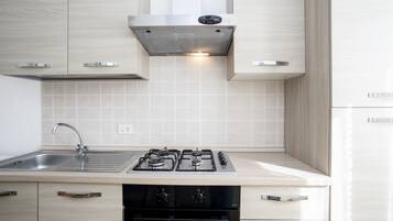 Een koelkast, een oven