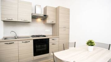 Een koelkast, een oven