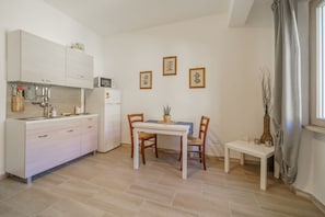 Frigorifero, microonde, forno, tavolo da pranzo