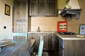 Kühlschrank, Ofen, Geschirrspüler, Hochstuhl