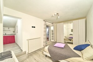 2 bedrooms, iron/ironing board, WiFi